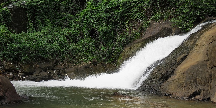 Drench along the Aruvikkuzhi Waterfall for a blissful experience in Kumarakom, Kerala.
