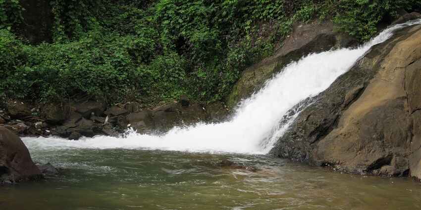 Witness the mesmerizing Aruvikkuzhi Waterfalls, one of the places to visit in Kottayam.