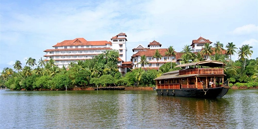 Ashtamudi lake- a must destination on your list of places to visit in kerala in september