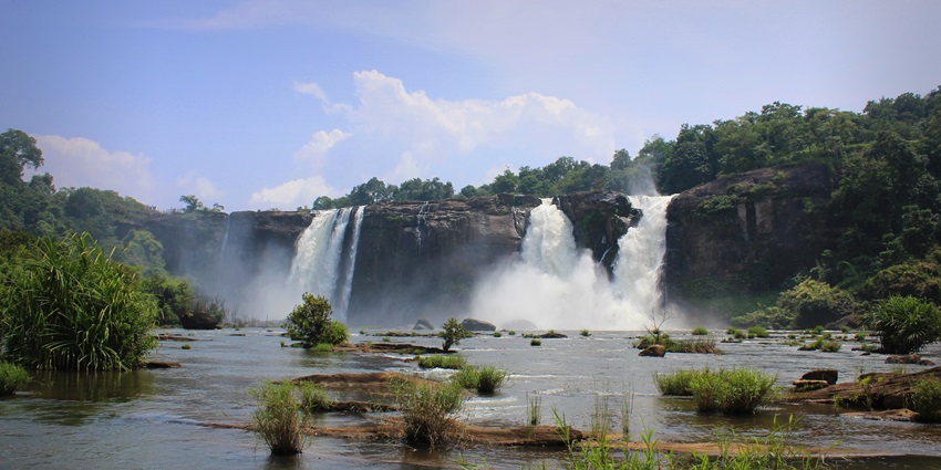 The largest waterfall in Kerala can’t be missed while considering places to view near Thrissur.