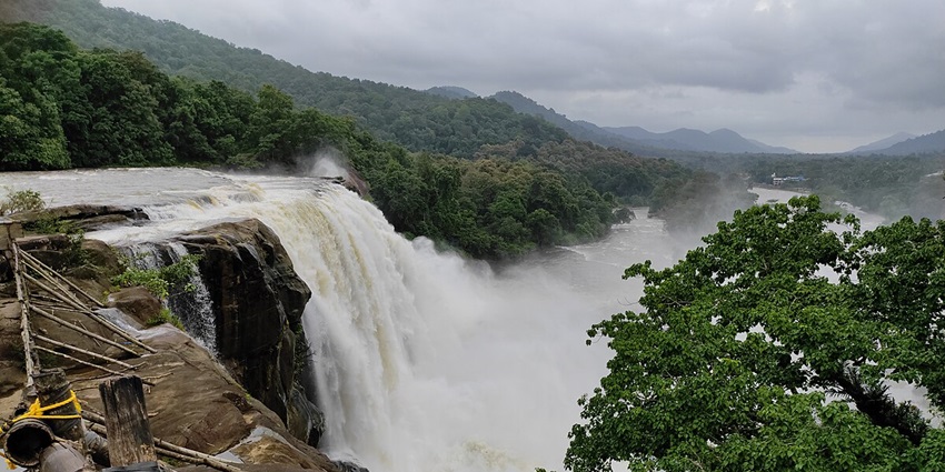 Athirappilly Waterfalls: stunning cascade amidst Kerala's lush greenery and scenic beauty.