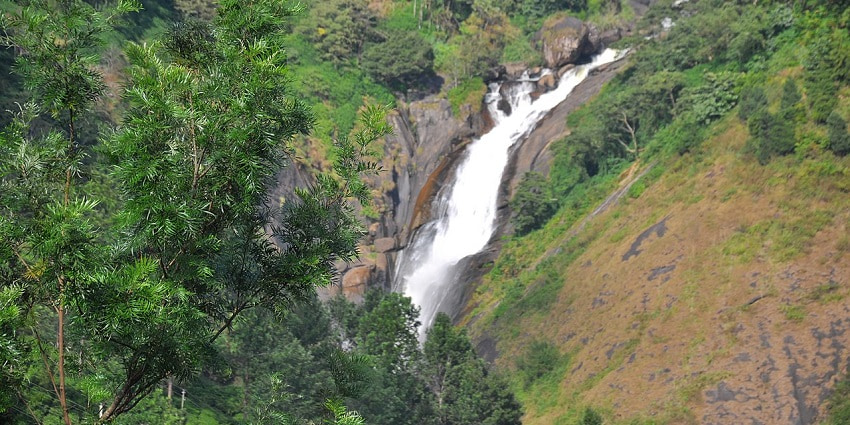 Attukad is one of the biggest waterfalls in Ernakulam that is known for its undulating hills
