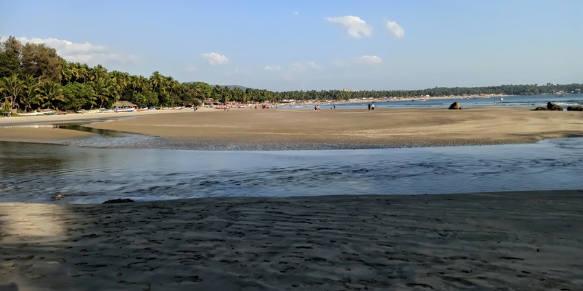 A serene view of Azhikode Munakkal Beach, a tourist hotspot near Kottappuram Fort.