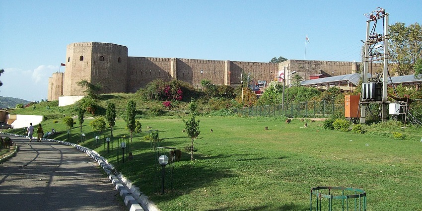 Baag-E-Bahu is a majestic fort that has grand fountains and sprawling gardens