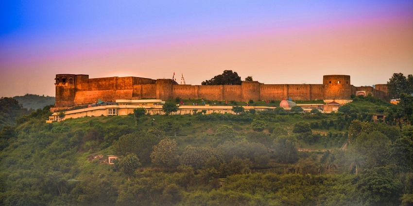 The Bahu Fort is one of the places to see near Katra as it exudes serenity and lavishness
