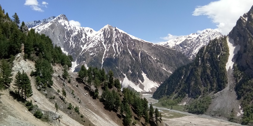 A stunning view of the Baltal Valley in Sonmarg covered in thick snow, trees and greenery.