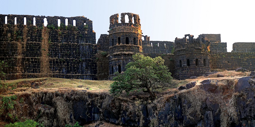 Relive in the history of this Basohli Fort, a must-visit architectural marvel in Jammu.