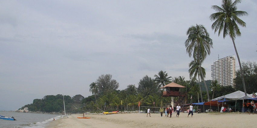 Enjoy the mesmersing viewsat Batu Ferringhi, one of the Penang Becahes, in Malaysia.
