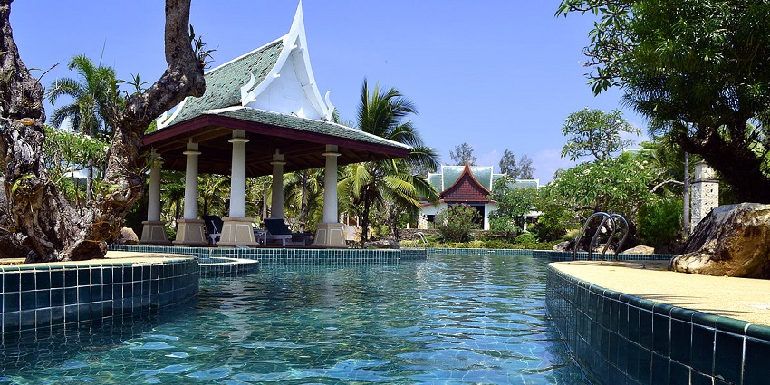 Tourists can find several resorts and hotels around the Marine National Park to stay.