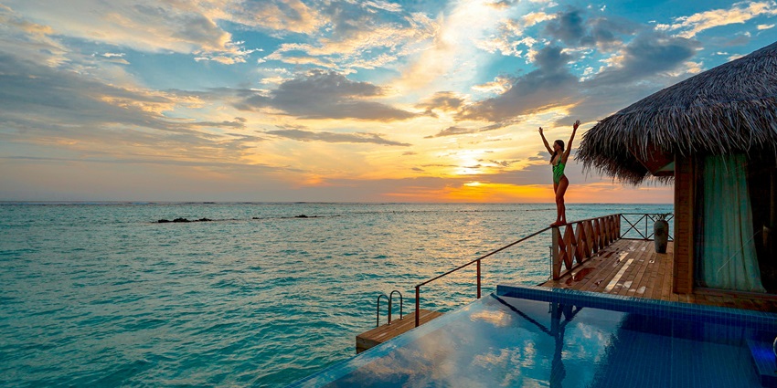 There are multiple accommodation options near the beach for staying and relaxing.