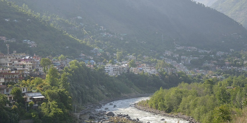 Enchanting view of the Beas river meandering along the city of Kullu, a famous hill station