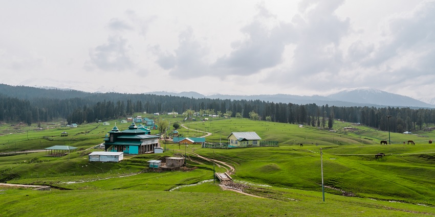 Yusmarg is a hill station, amidst Pir Panjal Range, popular for its incredible beauty.