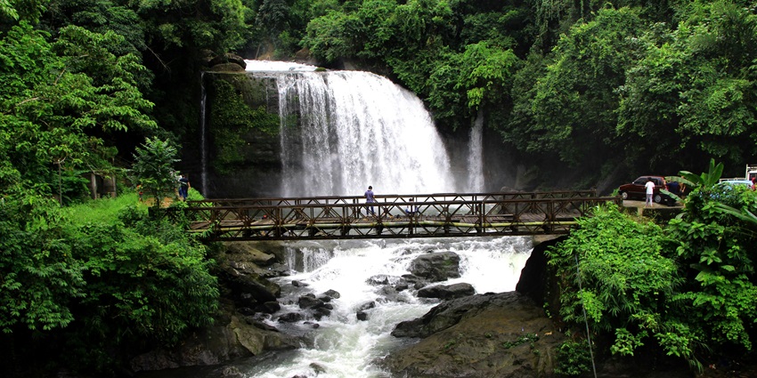 With a tribal village , this waterfall has astonishing views and a spectacular location for tourists.