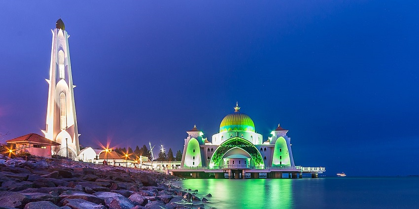 Malacca Straits Mosque is known for its modern architecture and spectacular views.