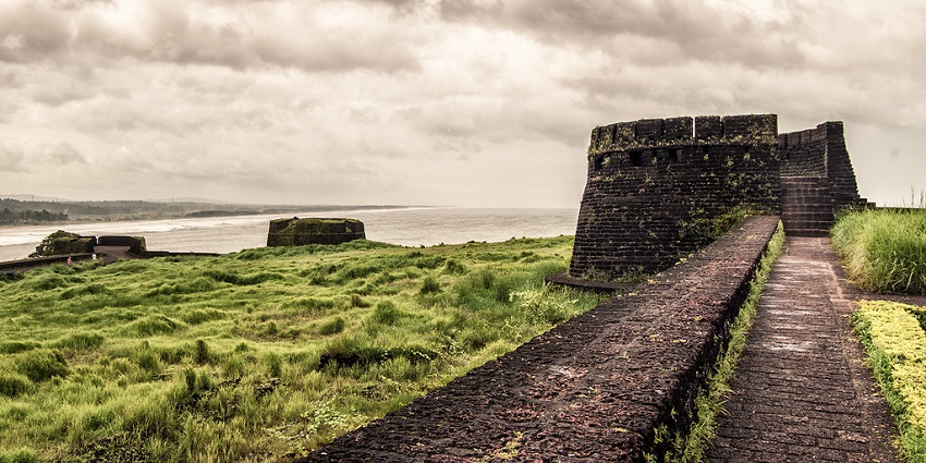 Explore the Bekal Fort in Kerala which lies over 16 kilometres of the Kasaragod coastline