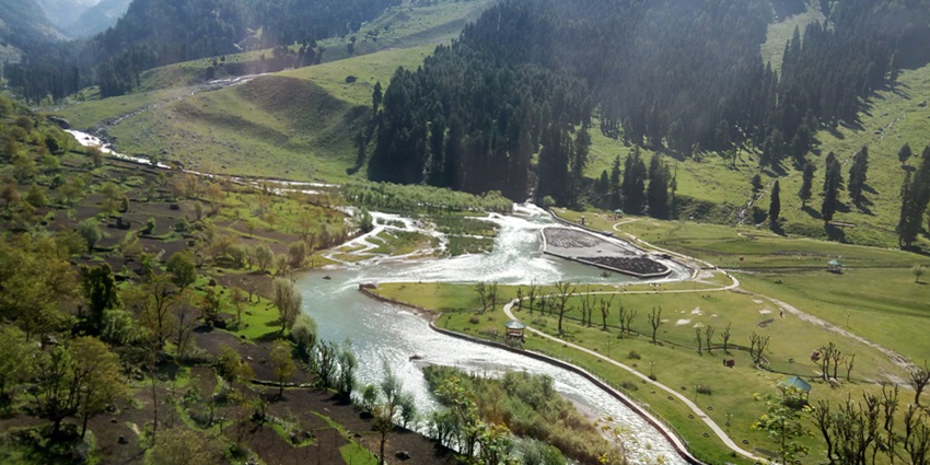 Betaab Valley is one of the destinations to visit in November with its lush meadows