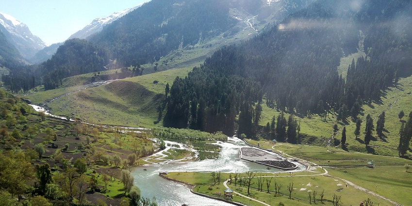 A river flowing in Betaab Valley, one of the serene places to visit in Kashmir, India.