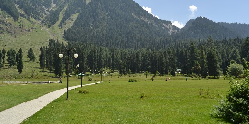 An idyllic view of Betaab Valley, one of the top places to visit in Kashmir in August.