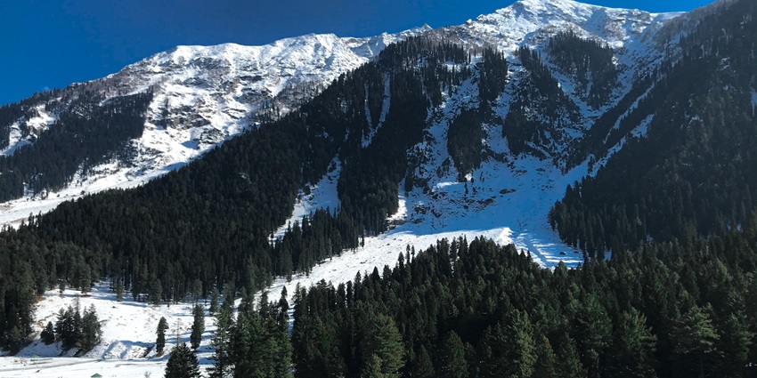 A breathtaking glimpse of mountains covered with pristine snow in Betaab Valley in winter.