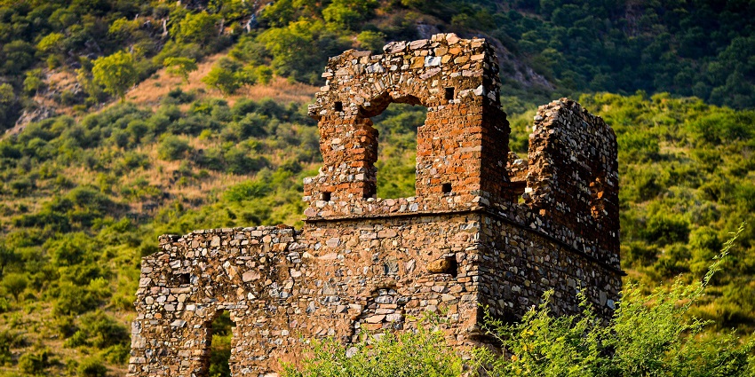 Bhangarh Fort in Alwar district is said to be one of the most haunted places in India