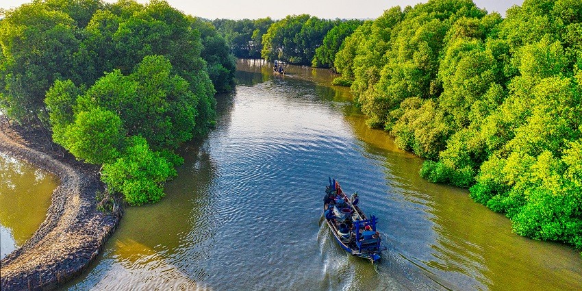 Peaceful boating park with calm waters, surrounded by lush greenery and scenic views.