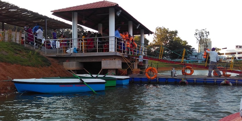 The Pottas Farm World Boating Park offers activities like pedal boating, fish feeding, and more.
