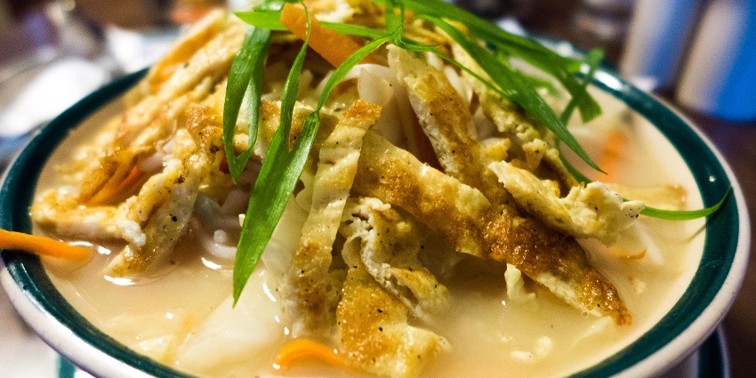 Image of a Thukpa bowl with egg - tempting food available in sikkim restaurants.