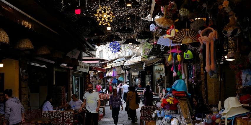 Alley with Stores, Cafe - spending time at Jim Morrison cafe - best things to do in Kasol