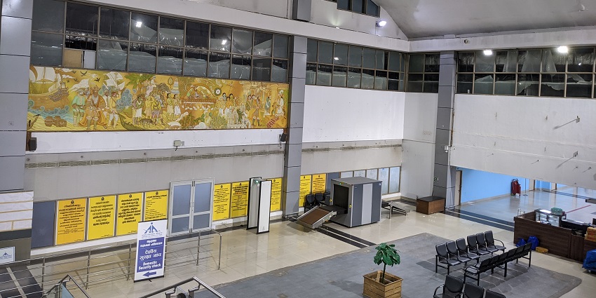 You can take a cab from the Calicut International Airport to reach the Pazhassiraja Museum