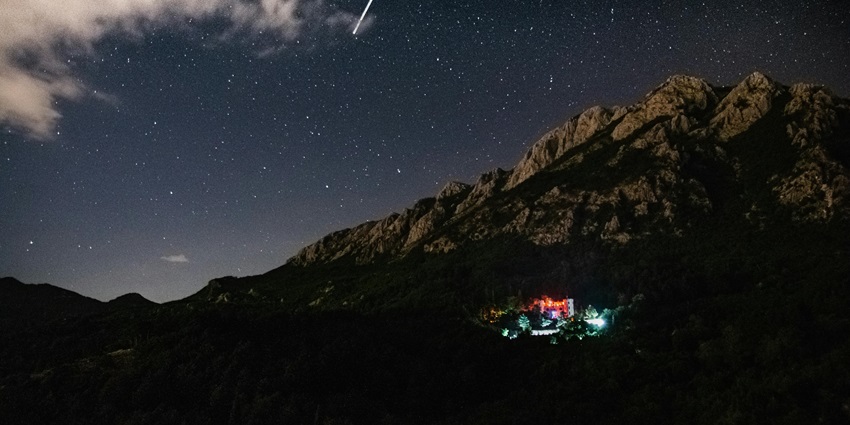 When wondering about things to do in Doodhpathri, camping between the mountains is a must.