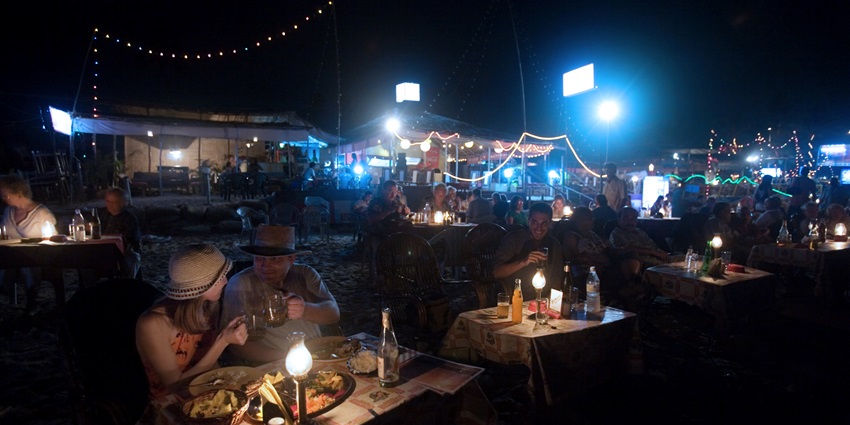 A candlelight dinner is one of the things to do in Havelock at night for couples.
