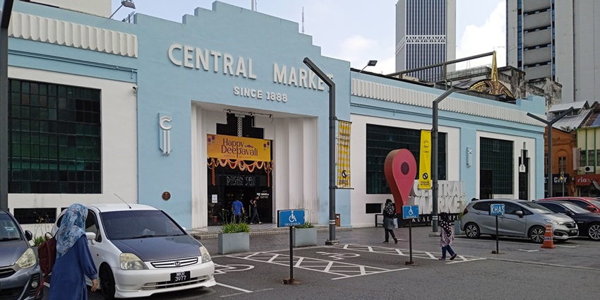 Wandering the central market unveiling culture is one of the best things to do in Kuala lumpur