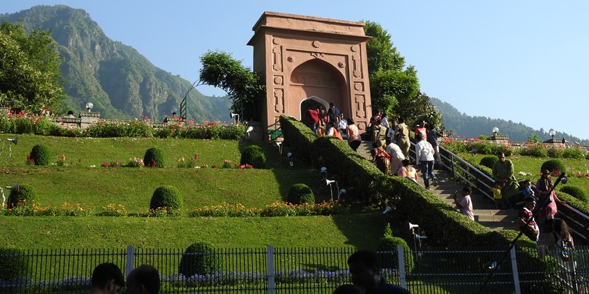 Image Chashme Shahi in Kashmir - oone of the Mughal Gardens, an attractions for travellers