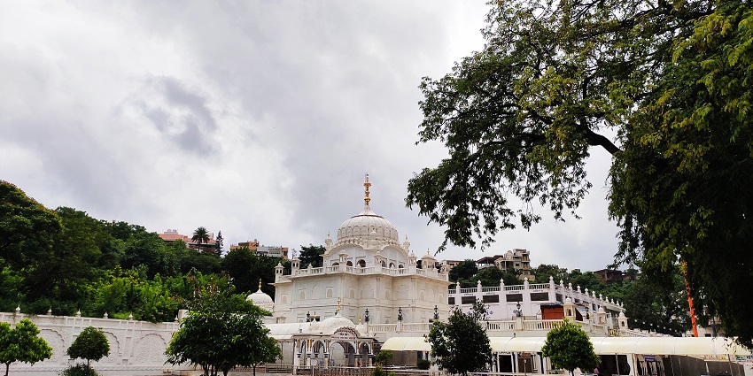 Chatti Padshahi Gurudwara is a perfect place to pray, and enjoy the calmness of the place.