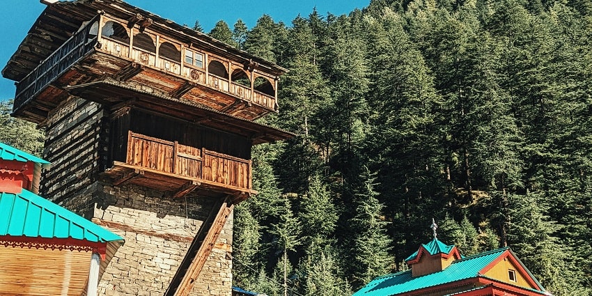 Trekking to the beautiful Chehni Kothi is which is the best thing to do in Jibhi