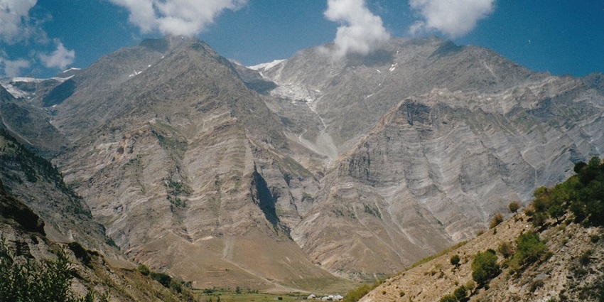 A stunning view of Chenab Valley, one of the scenic places to visit near Vaishno Devi.