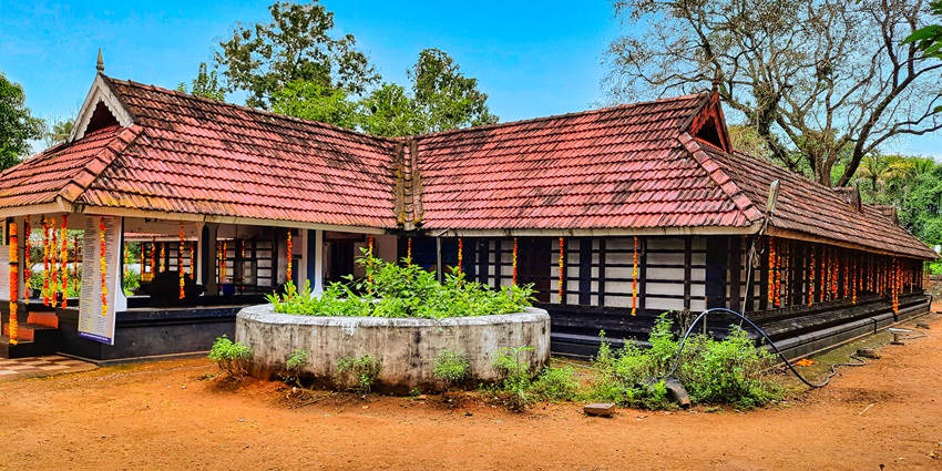 A picture of a historical Krishna temple in Kerala with traditional architecture