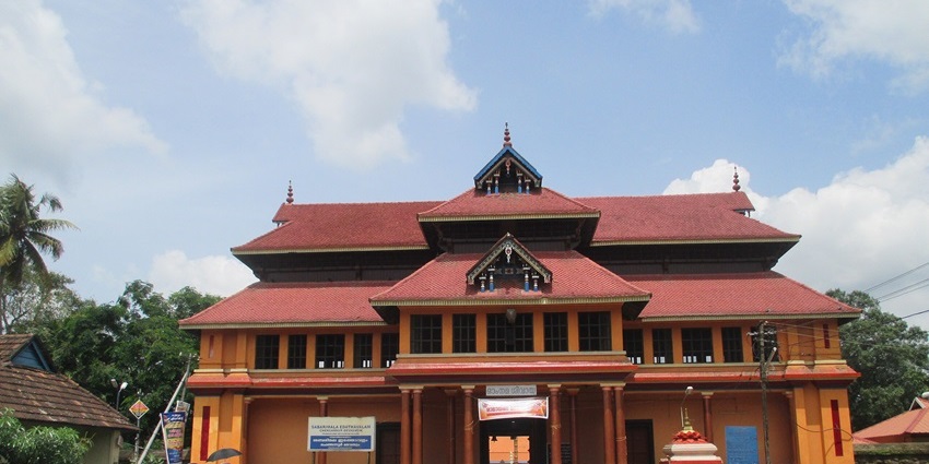 Front view of Chengannur Mahadeva Temple featuring traditional shiva temples in kerala