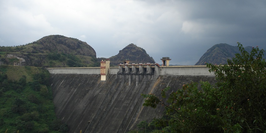 Cheruthoni dam is one of the best places to visit in Idukki for vast panoramic views