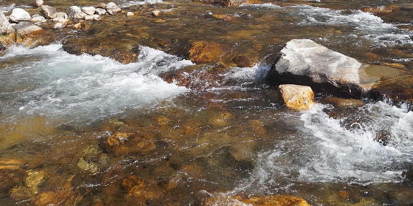 A small, easily accessible waterfall in Jibhi