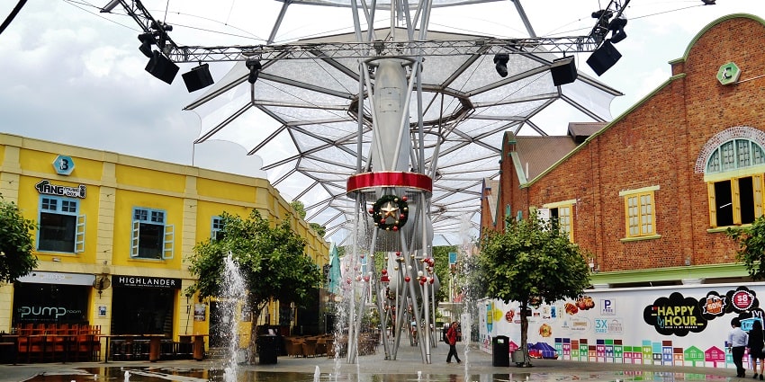 If you want to enjoy nightlife, then Clarke Quay is the place to visit in this country.