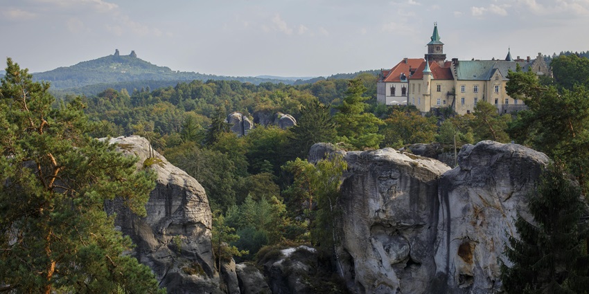 A mesmerising view of villas on a mountain cliff covered with lush green vegetation