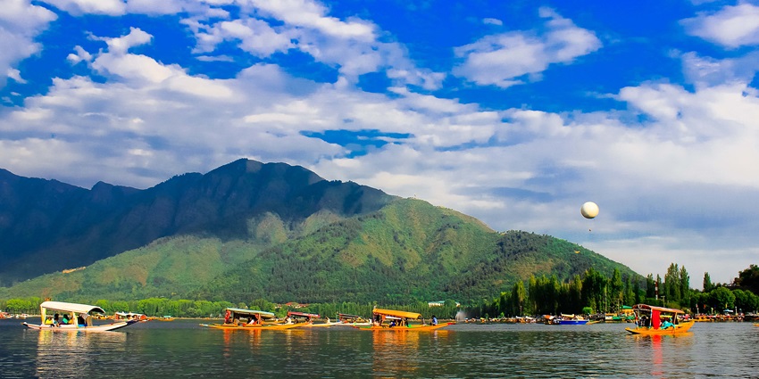 Dal Lake offers extremely beautiful views, especially during sunrise and sunset.