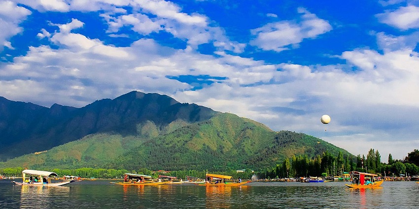 A beautiful view of the Dal Lake which is one of the major tourist attractions in Kashmir.