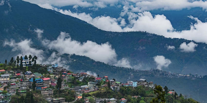 A breathtaking view of Darjeeling, that can be visited from Singalila National Park.