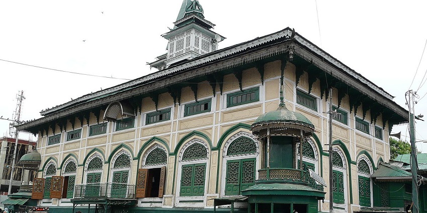 One of the most ancient mosques, Dastgeer Sahib Shrine houses a special old Quran.