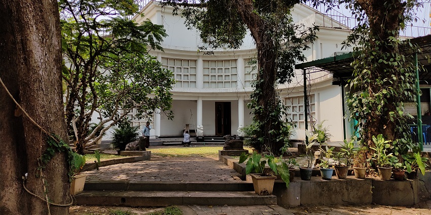 David Hall Gallery which showcases modern art, is one of the best places to visit in Fort Kochi.