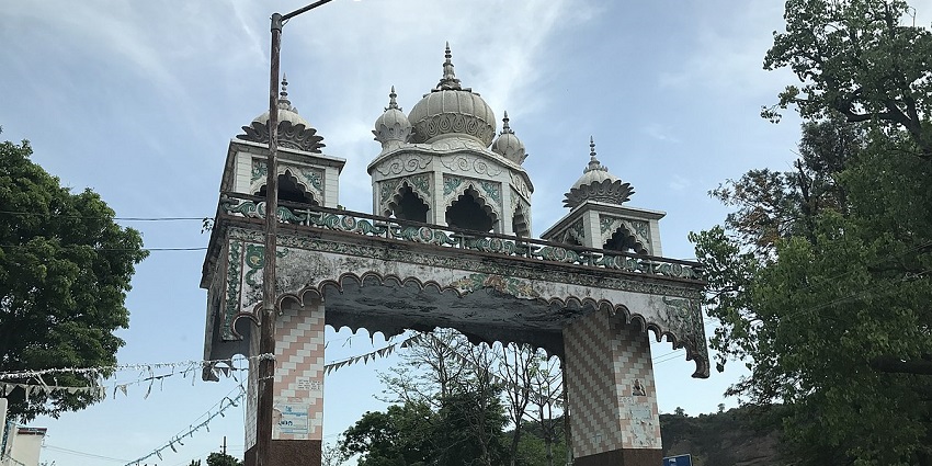 The entrance of the Dera Baba Banda Gurdwara that lies near the Shivkhori temple