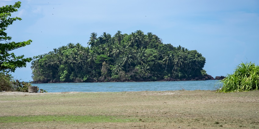 Dharmadam Island is a serene island near Thalassery, accessible by foot during low tide.