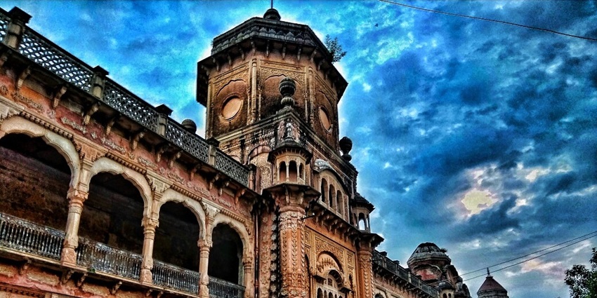 A mesmerising night view of the Mubarak Mandi Complex, also known as Raja Ki Mandi